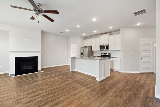 Building Photo - 3 BEDROOM TOWNHOME IN OAKWOOD!