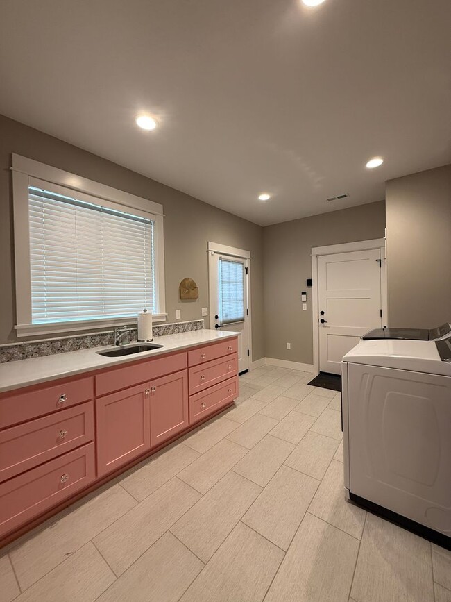 Building Photo - Elegant and Luxurious Cottage Grove Home