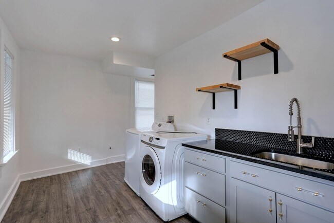 Building Photo - Renovated Single Family 2BR+2Bonus Rm/2.5BA Home in the Heart of Waverly