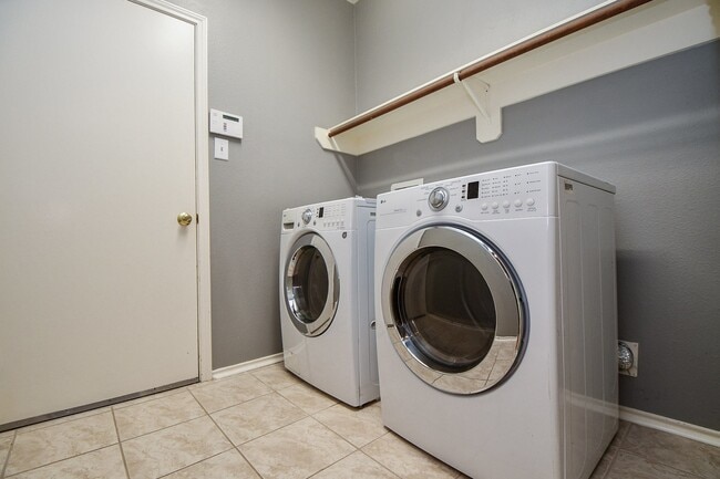 Building Photo - 4622 Forest Home Dr