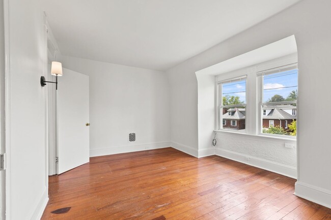 Building Photo - Spacious 1 Bedroom Apartment with Den - In Unit Laundry!