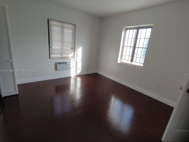 Building Photo - 1465 NE 149th St