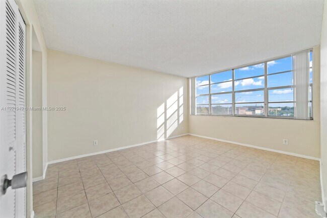 Building Photo - 16710 NE 9th Ave