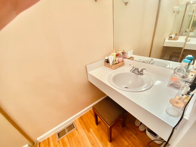 Building Photo - 14 Windsor Rd