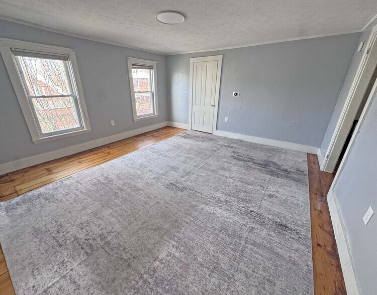 Building Photo - 395 Saint John St