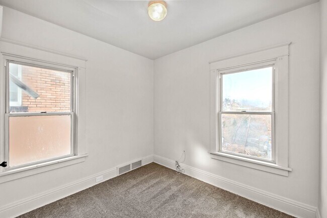 Building Photo - 1024 Steuben St