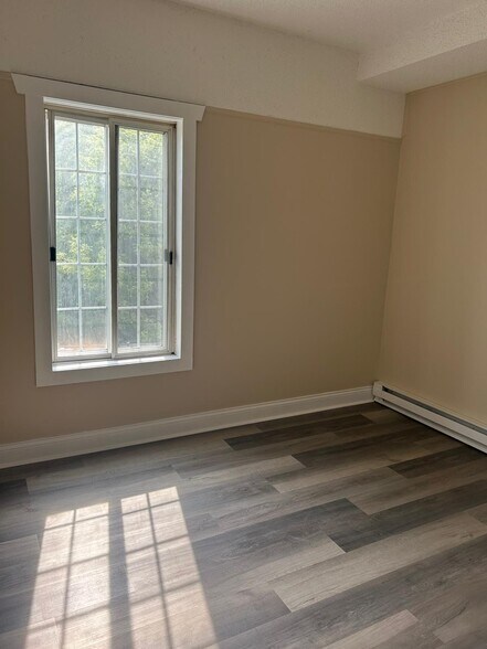 Building Photo - 10102 Main St