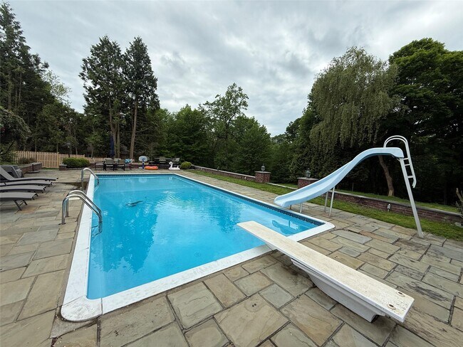 Building Photo - 29 Eastview Dr