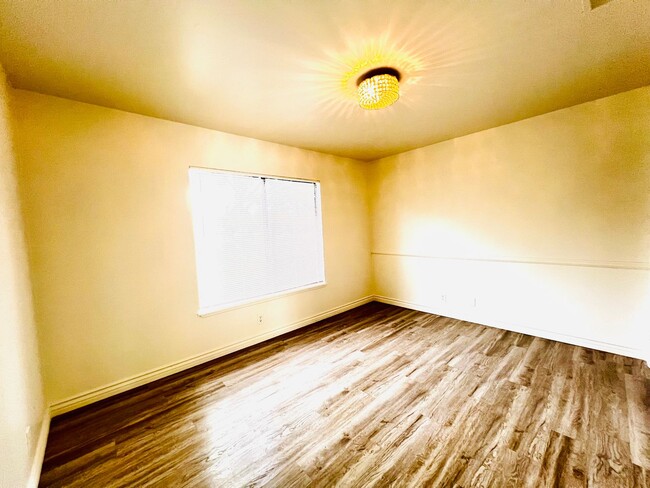 Building Photo - Spacious 3 bedroom 2 bath with attached ga...