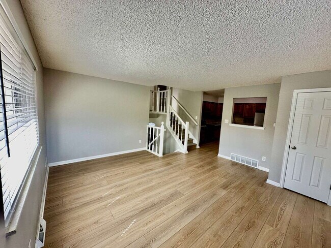 Building Photo - AVAILABLE NOW!! Wonderful 3 bed/2 bath hal...