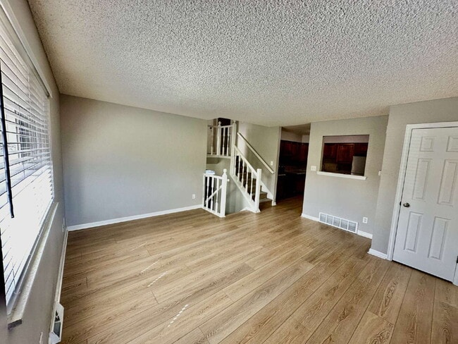 Building Photo - AVAILABLE OCTOBER! Wonderful 3 bed/2 bath ...