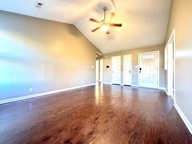 Building Photo - Cozy Single-Family Home with a Fenced Backyard