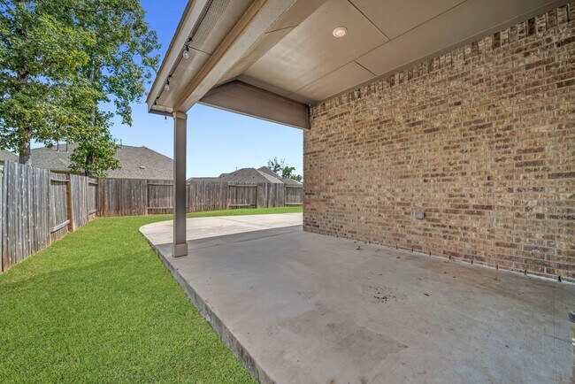 Building Photo - 18739 Laurel Hills Dr