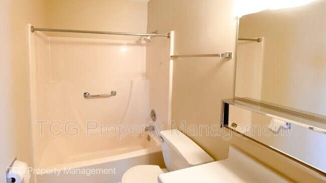 Building Photo - 445 Elm Pl