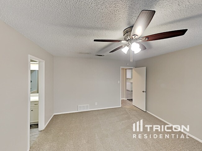 Building Photo - 9941 Farmington Dr