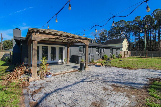 Building Photo - 823 Jordan St