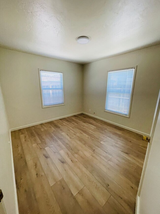 Building Photo - 2 Bedroom unit with parking