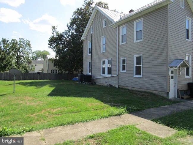 Building Photo - 136 N Funk St