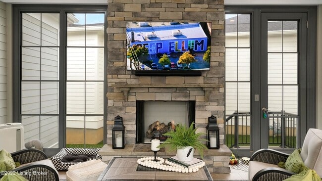 Building Photo - Enviable 4 bedroom and 3.5 bath home with ...