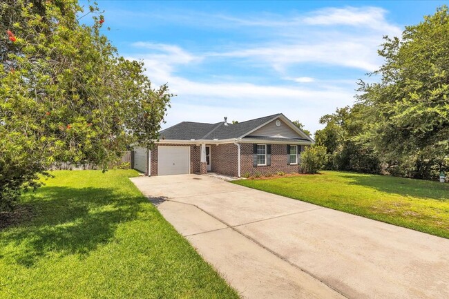 Building Photo - Perfectly Located 3 Bed, 2 Bath Home in Li...