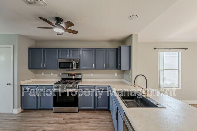 Building Photo - 13930 W Country Gables Dr