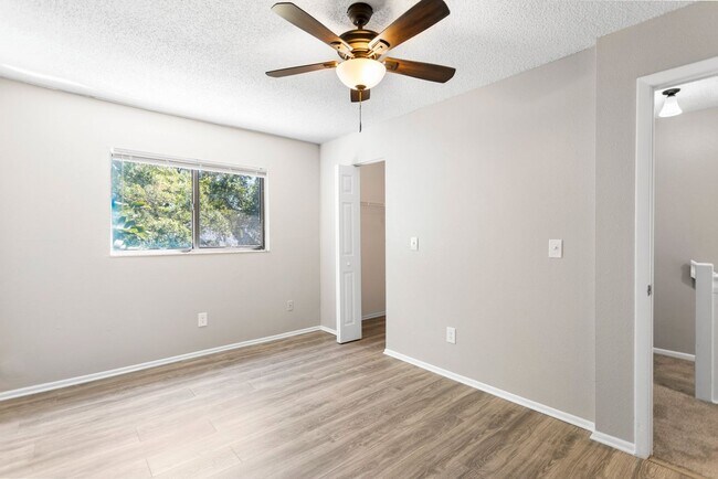 Building Photo - 2bedroom 1.5 Bath Town home **