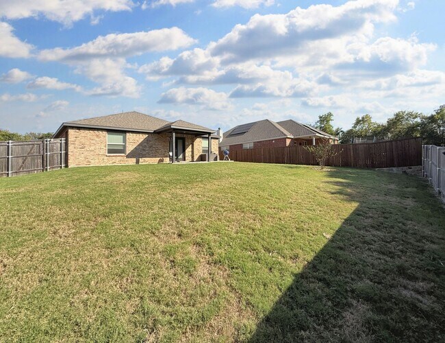 Building Photo - Charming 3-Bedroom Single-Story Home with ...