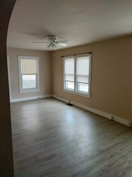 Building Photo - 402 Henry St