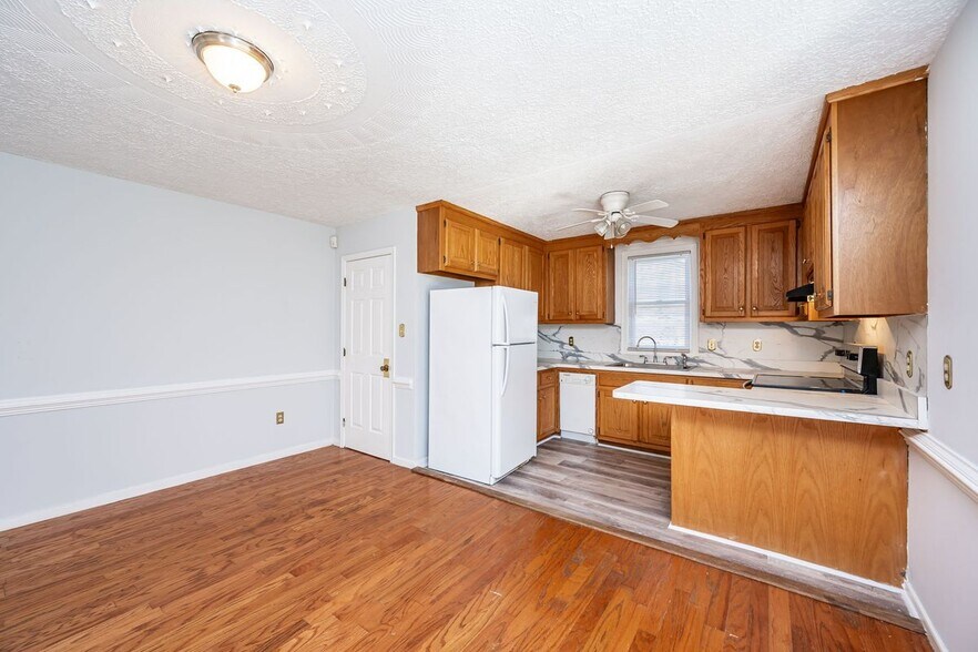 Building Photo - 7800 Tamarind Dr