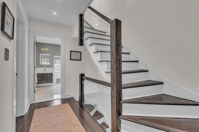 Building Photo - 42 Tanglewylde Ave