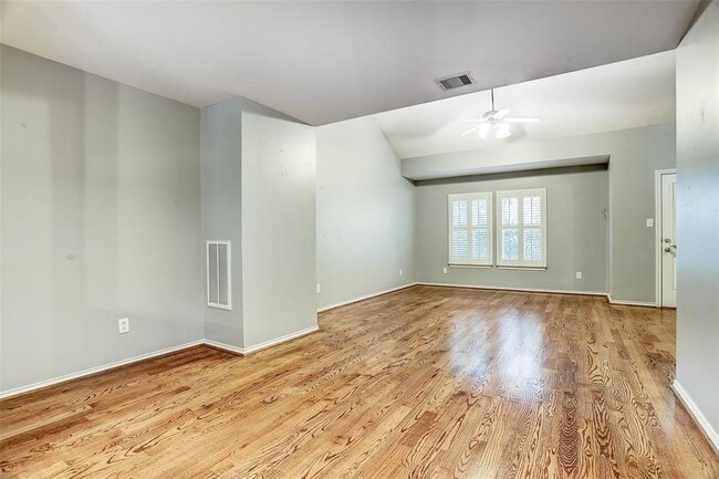 Building Photo - 934 E Heights Hollow Ln