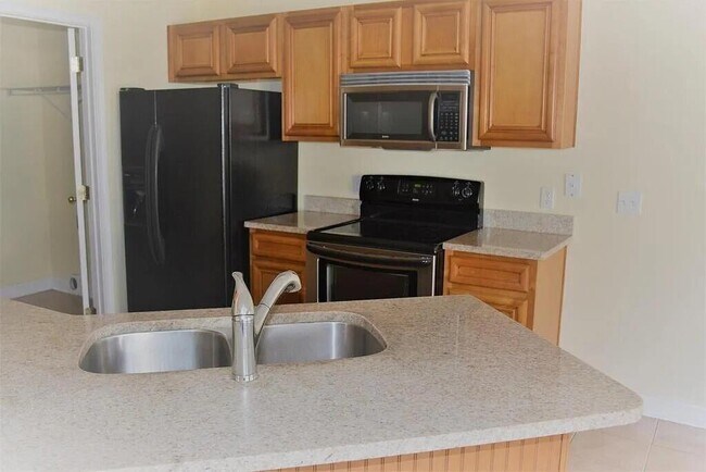 Building Photo - 823 Sugar Plum Ln