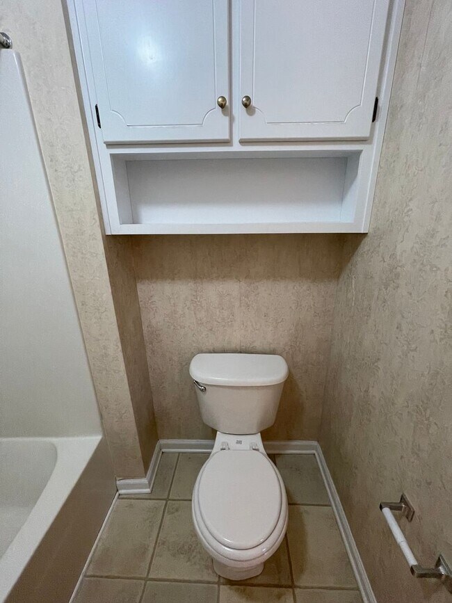 Building Photo - Foxchase Subdivision:  MOVE IN READY!!!!  ...