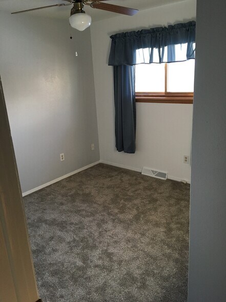 Bedroom 9x10 - 4685 Robb St