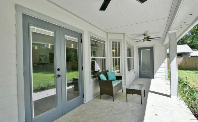 Building Photo - Stunning Home - Large Lot with 2 Car Garage!