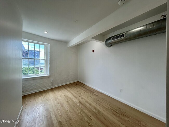 Building Photo - 155 River St