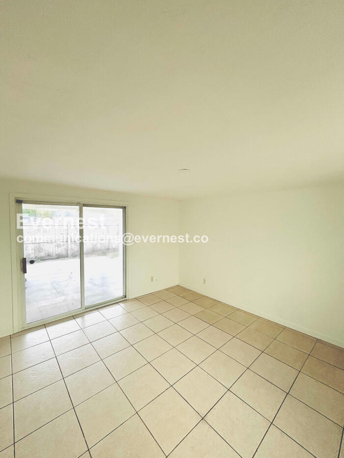Building Photo - 3749 Beechwood Dr