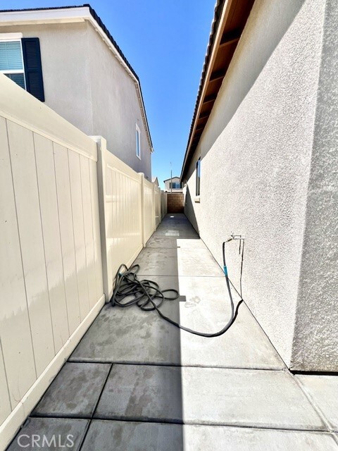 Building Photo - 9698 Babaco St