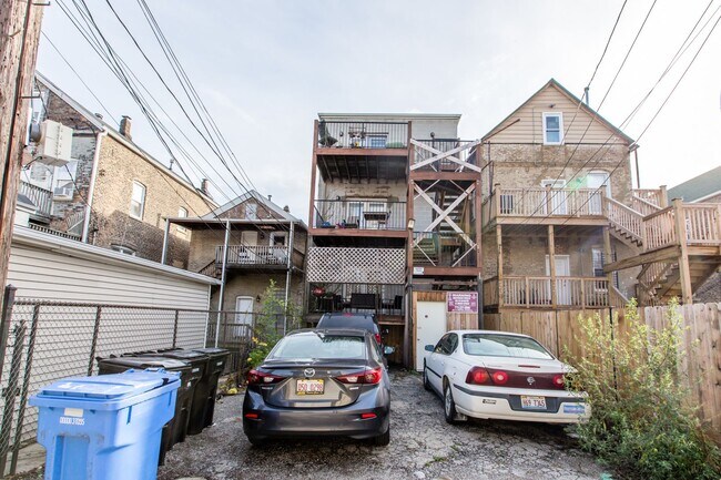 Building Photo - Condo Quality 3Bed/2bath in Wicker Park! In-Unit Laundry! Central Air! Blue Line!