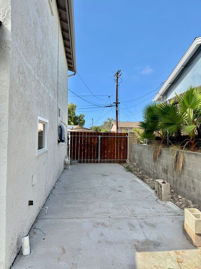 Building Photo - Four Bedroom Three Bath House Move in Credit $250