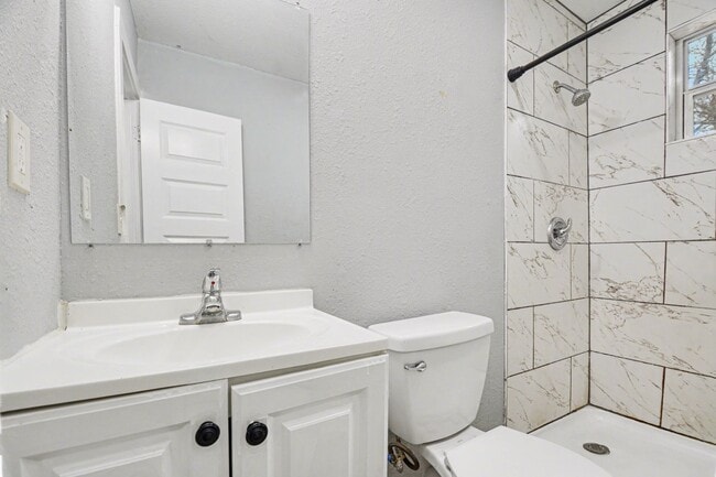 Building Photo - Affordable spacious 3bed/1bath unit!