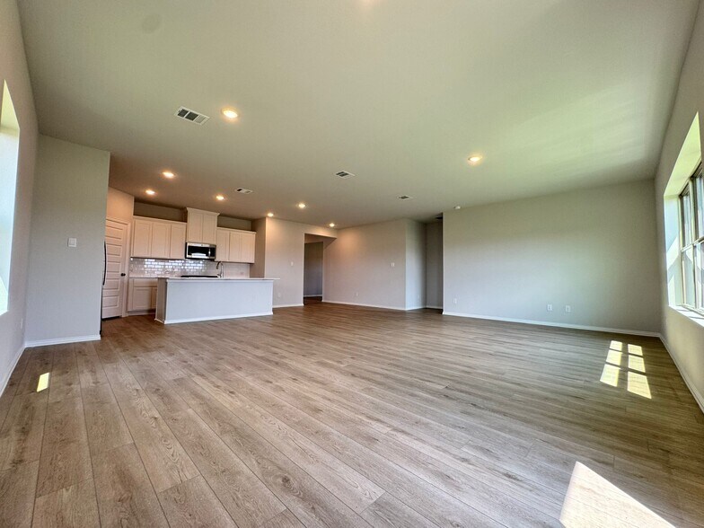 Building Photo - 3500 Kingdom Dr