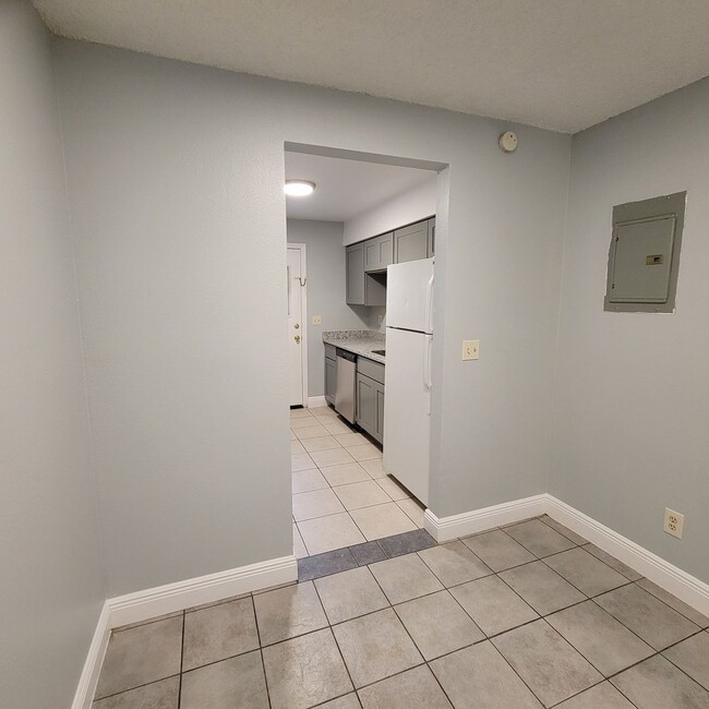 Building Photo - Charmin 3/1 Duplex In Groveland FL