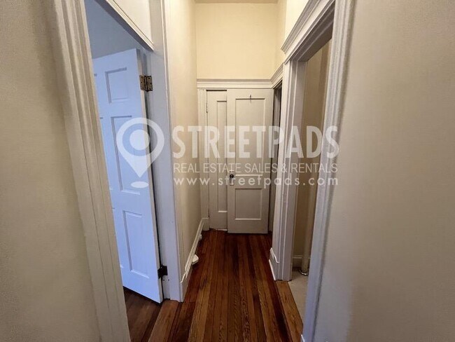Building Photo - bedroom in Boston MA 02215