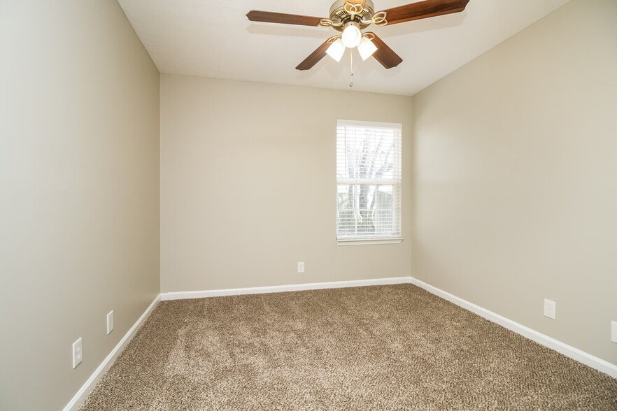 Building Photo - 3048 Roscommon Dr