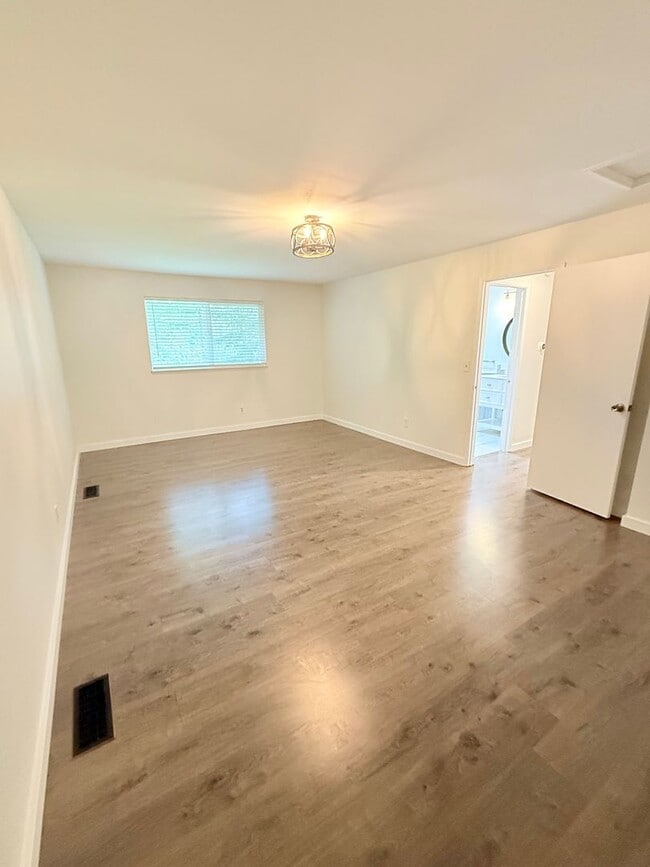 Building Photo - **** Application pending ****