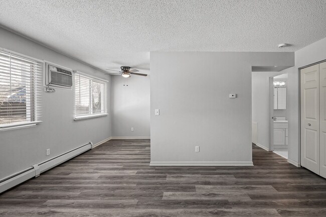 Building Photo - Rosco Apts-2720