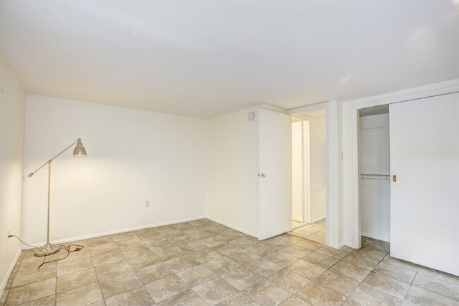 Building Photo - 1217 1/2 Independence Ave SE-