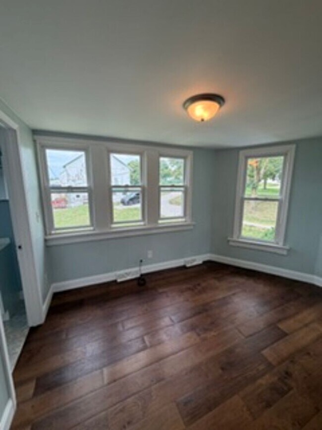 Building Photo - Three bedroom home