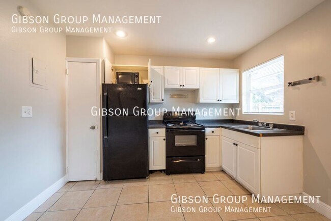 Building Photo - 1808 SW 11th Ct